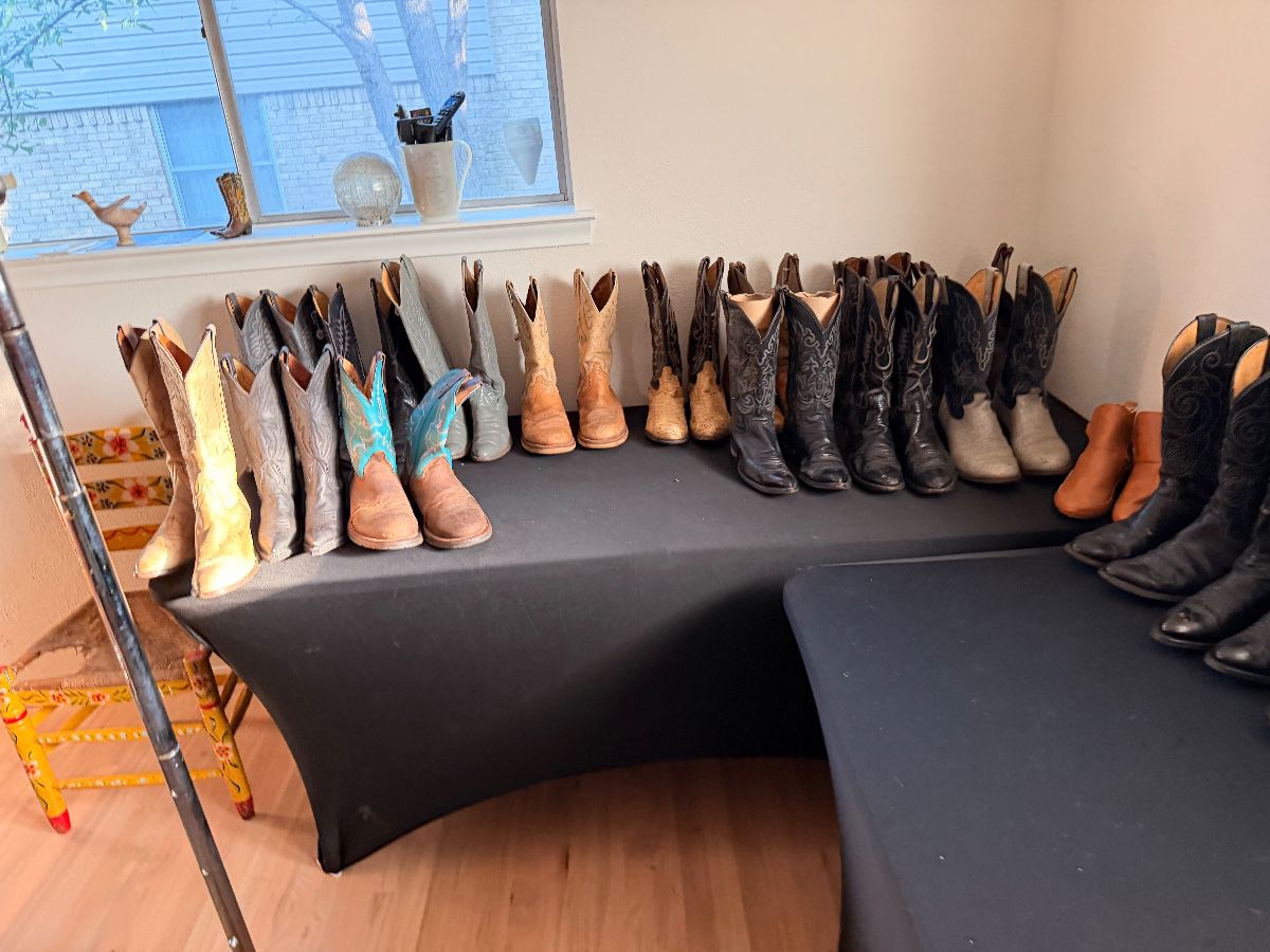 Kaleidoscope of Items on Kiesthill Dr in Oak Cliff — estate sale item photo 6