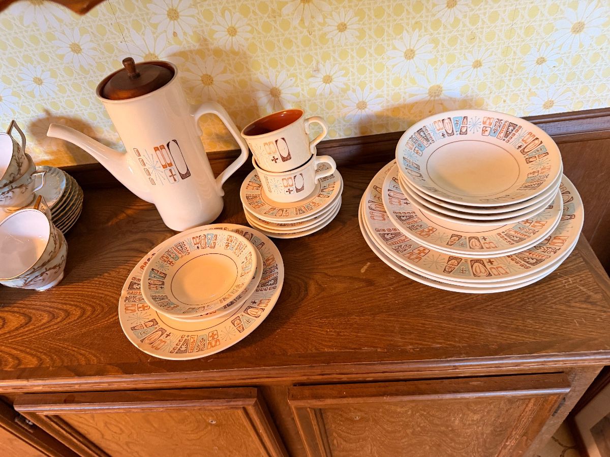 Middle of Arlington Mid-Century Modern Estate Sale by James Major Estate Sales — estate sale item photo 4
