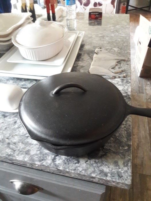 Cast iron chicken fryer with lid