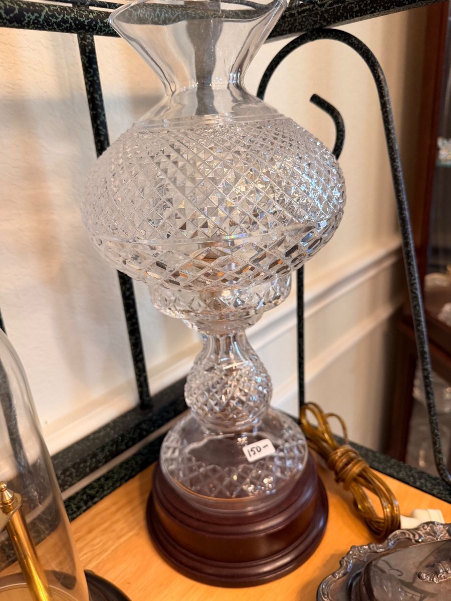 Cut crystal table lamp