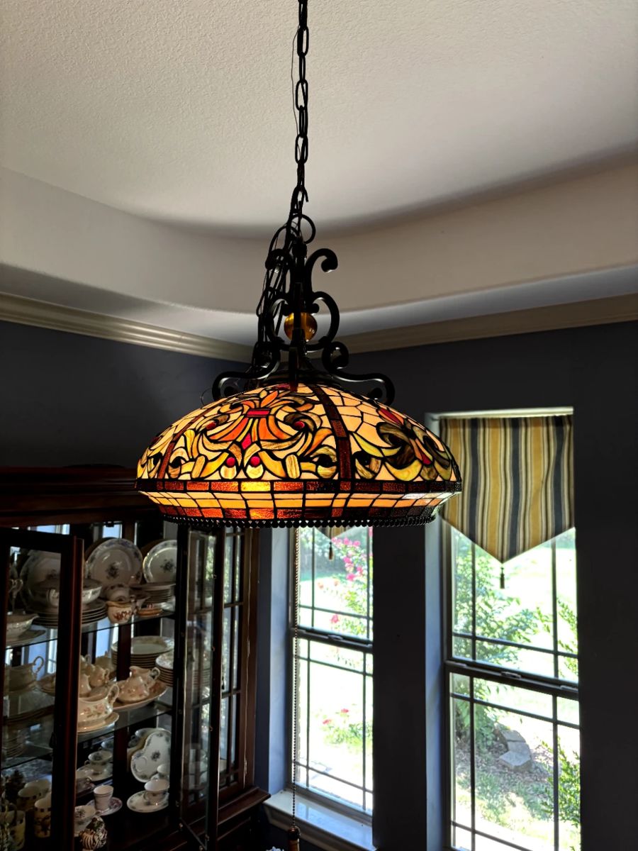 Stained glass hanging pendant light