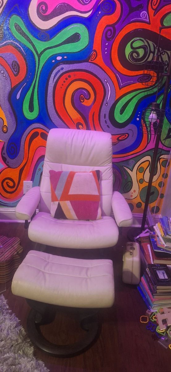 Stressless recliner in front of a psychedelic painted wall