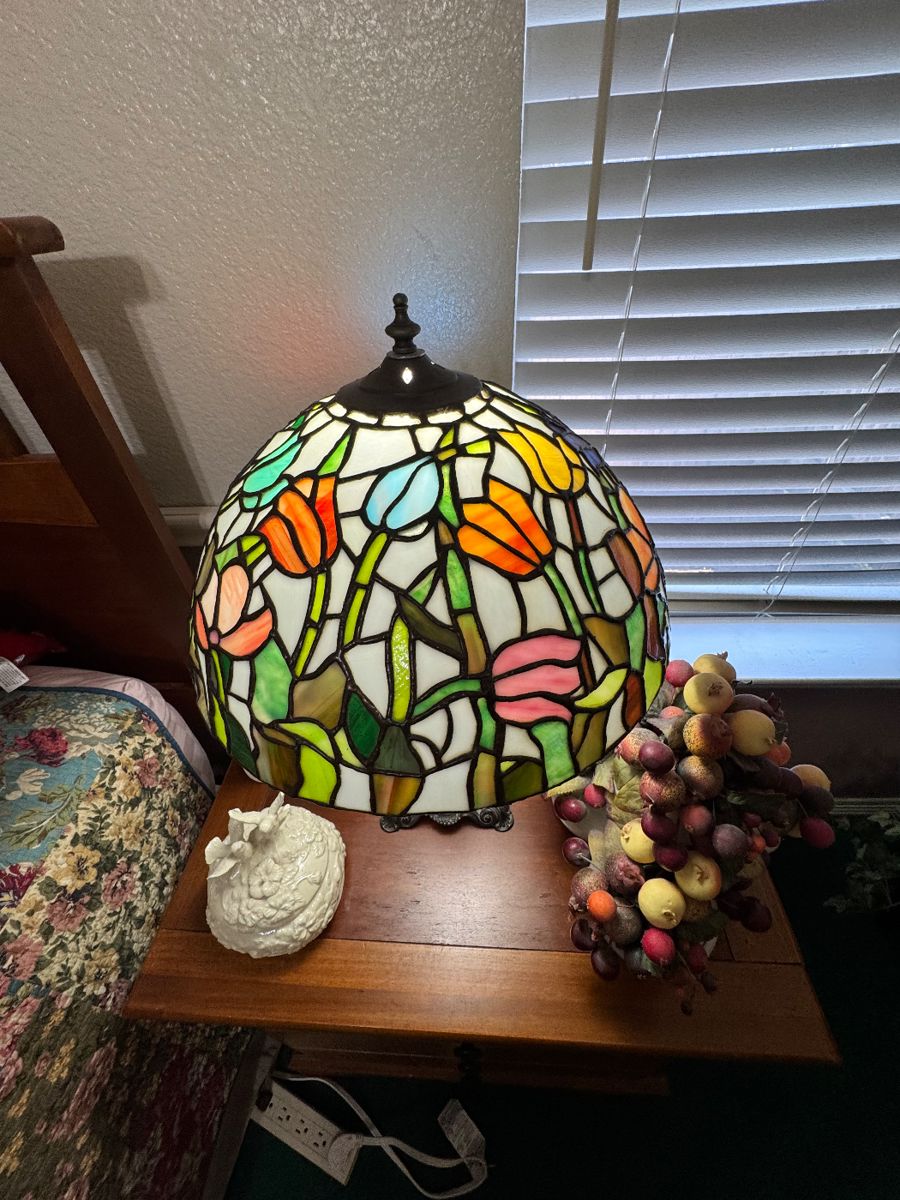 Tiffany style tulip table lamp