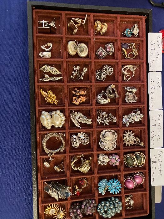 Tray of vintage costume brooches