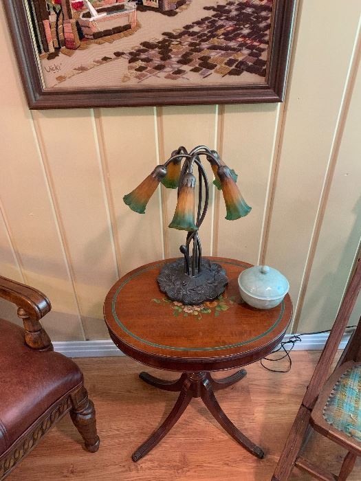 Tulip lamp on a round pedestal side table