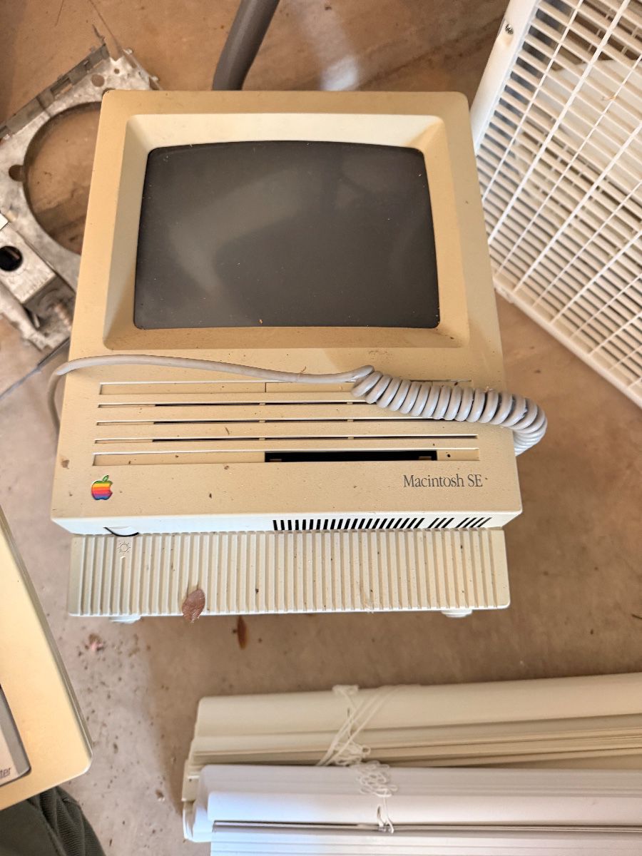 Vintage Apple Macintosh SE computer