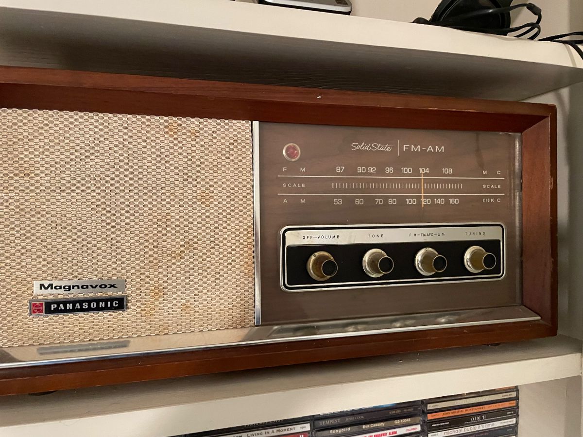 Vintage Magnavox solid state FM AM radio