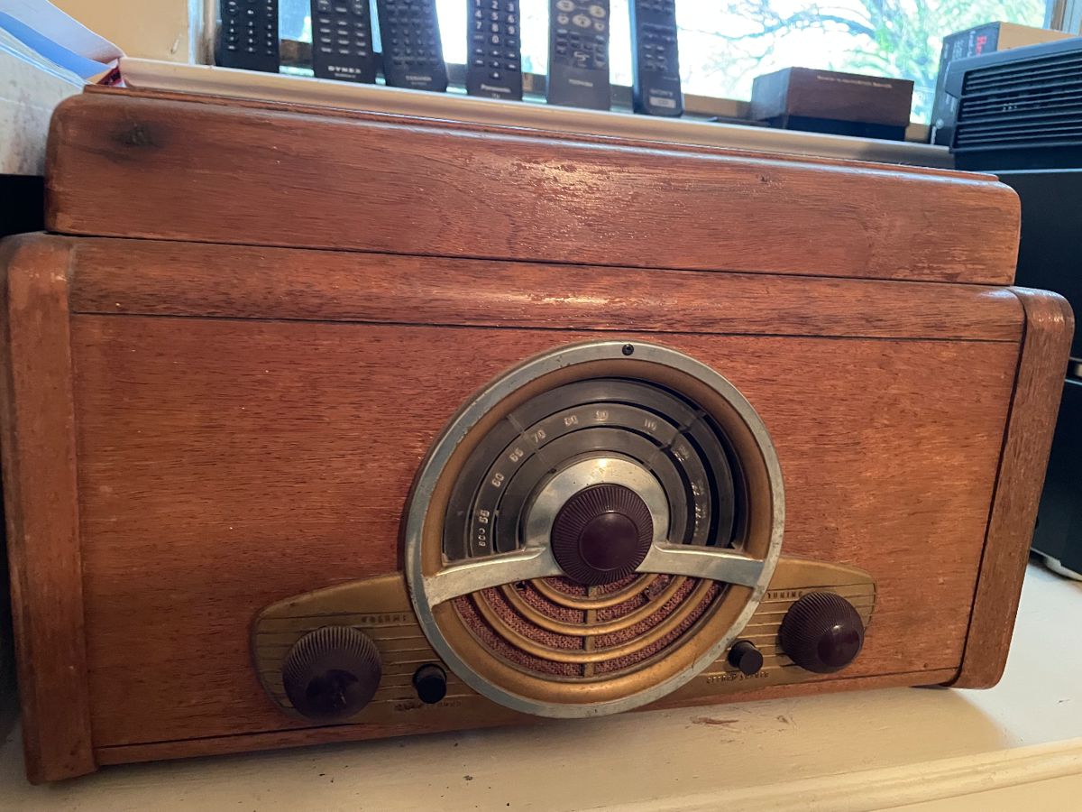 Vintage wood cabinet tabletop radio