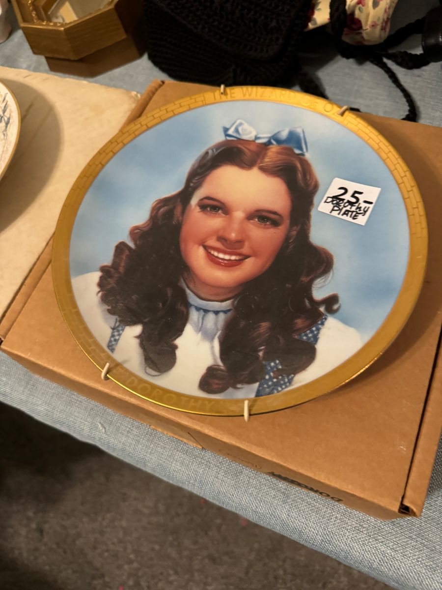 Wizard of Oz Dorothy collector plate