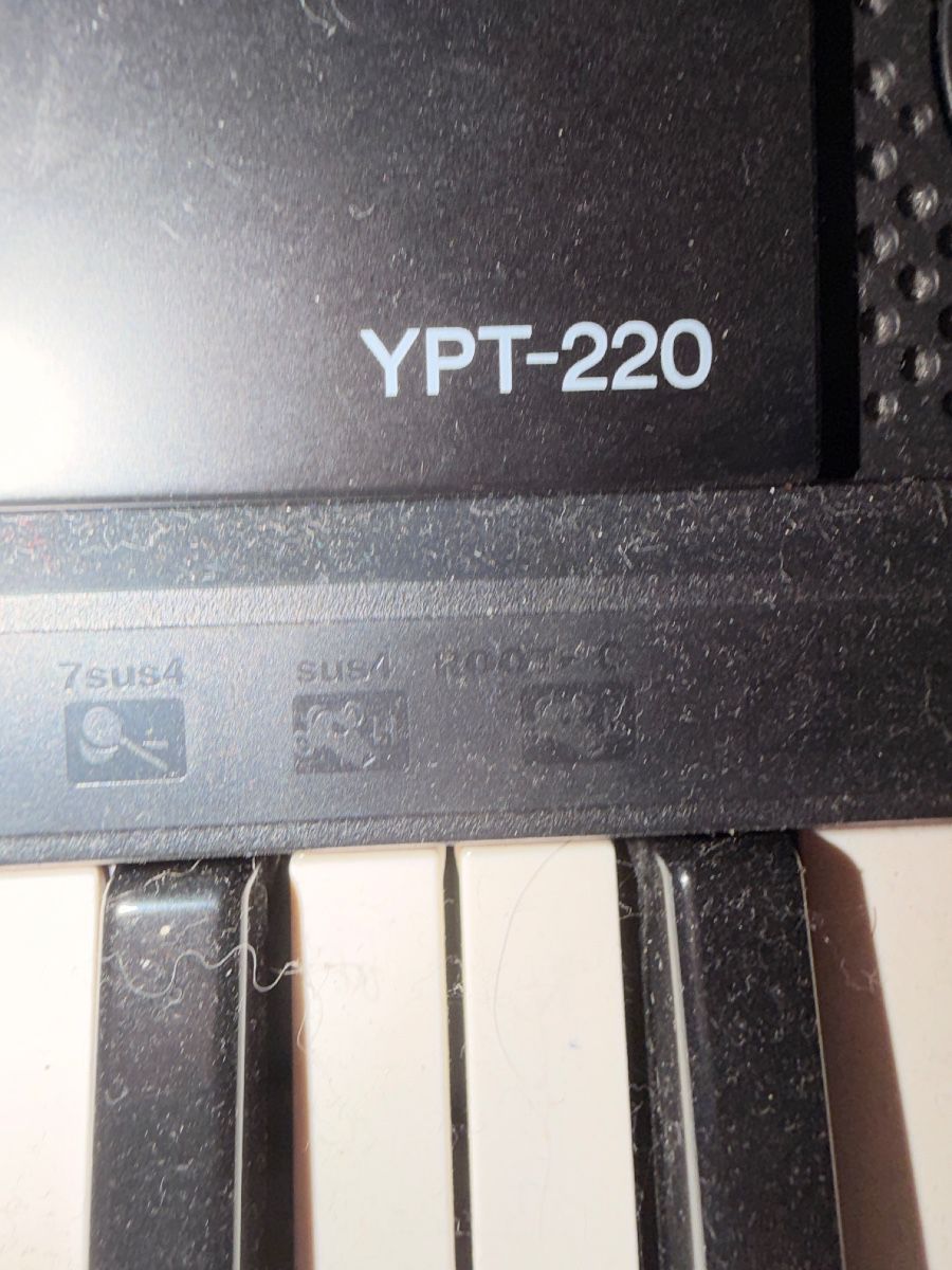 Yamaha YPT-220 electronic keyboard